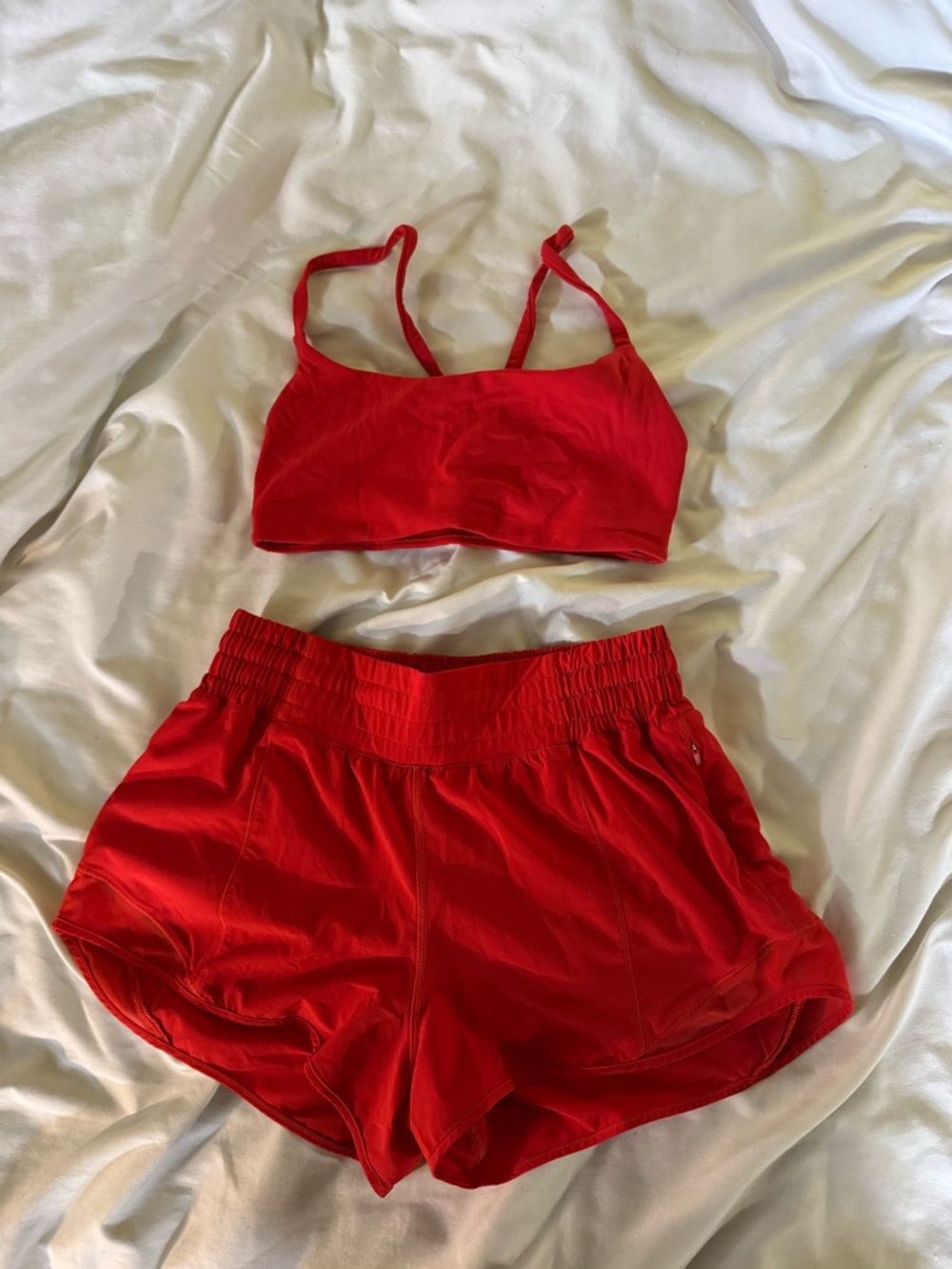 lululemon athletica high rise 2.5” hotty hot short / wunder train bra set